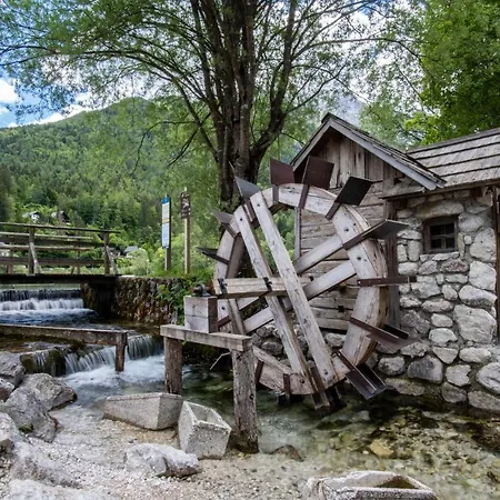 Spica - Private Parking 克拉尼斯卡戈拉